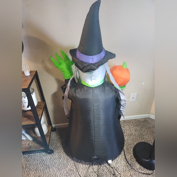 Halloween Witch Holding A Pumpkin Inflatable Spooky 37" - Picture 2 of 16